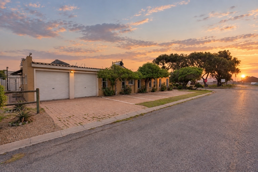 6 Bedroom Property for Sale in Middedorp Western Cape